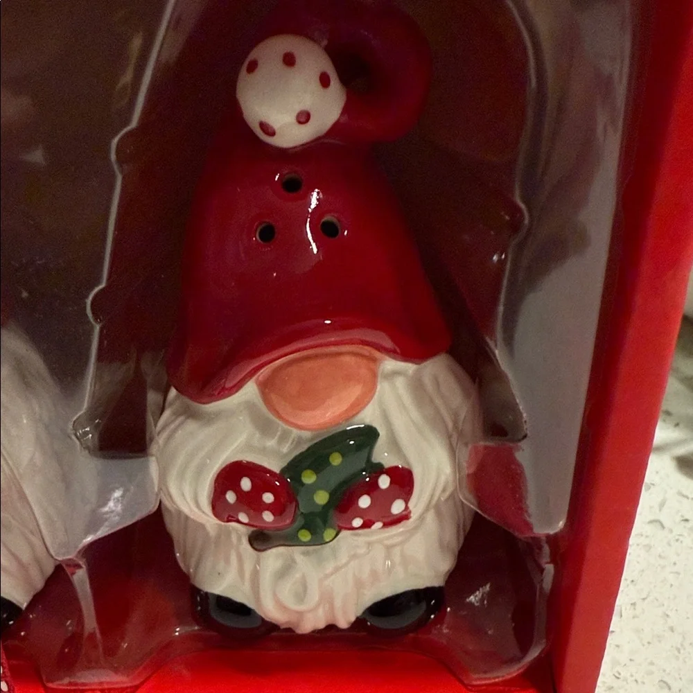 Blue Sky Gnome Shaker Set - Red and Green - Picture 4 of 4